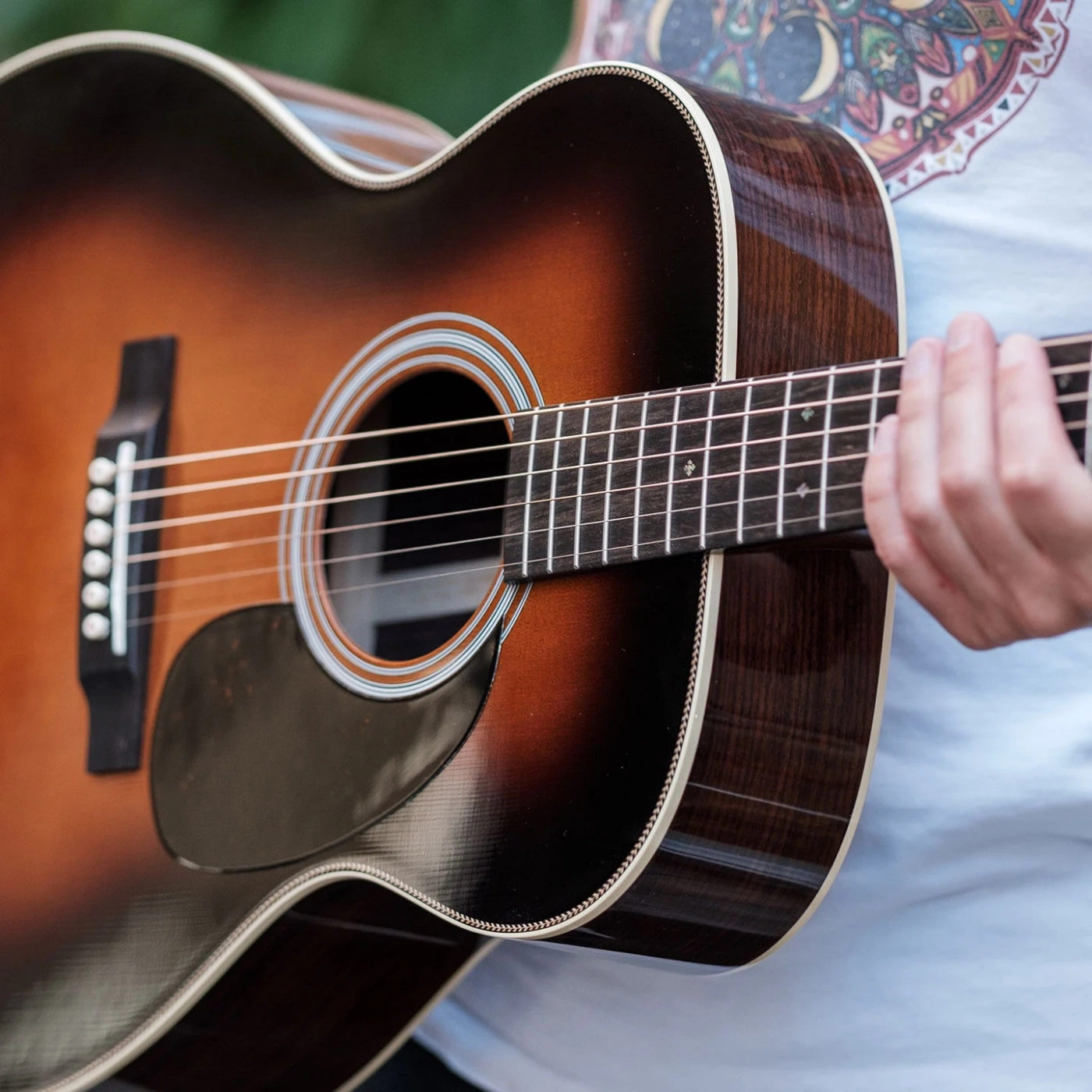 su-khac-nhau-giua-guitar-dien-va-guitar-thuong