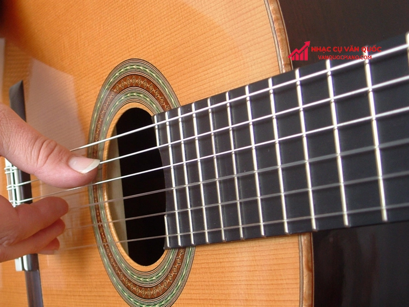 vat-lieu-lam-day-dan-guitar