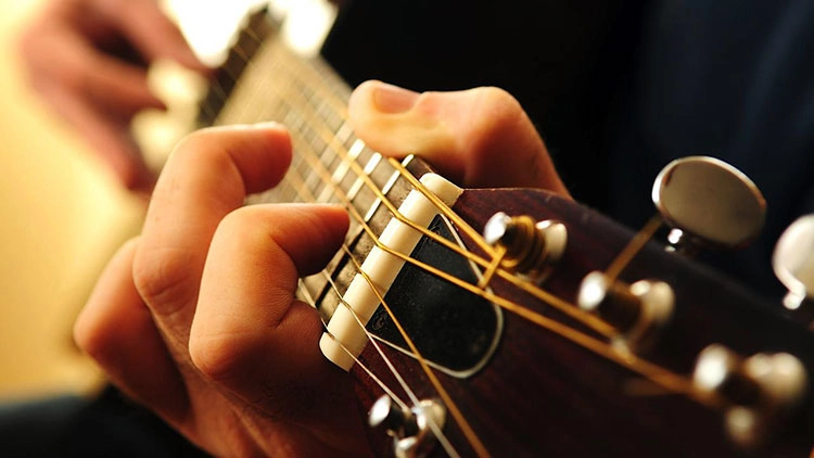 cach-chay-hop-am-guitar