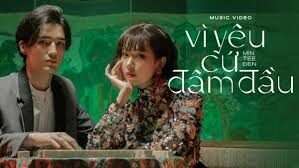 VÌ YÊU CỨ ĐÂM ĐẦU - MIN x ĐEN VÂU x JUSTATEE | Lời bài hát, hợp âm, MV